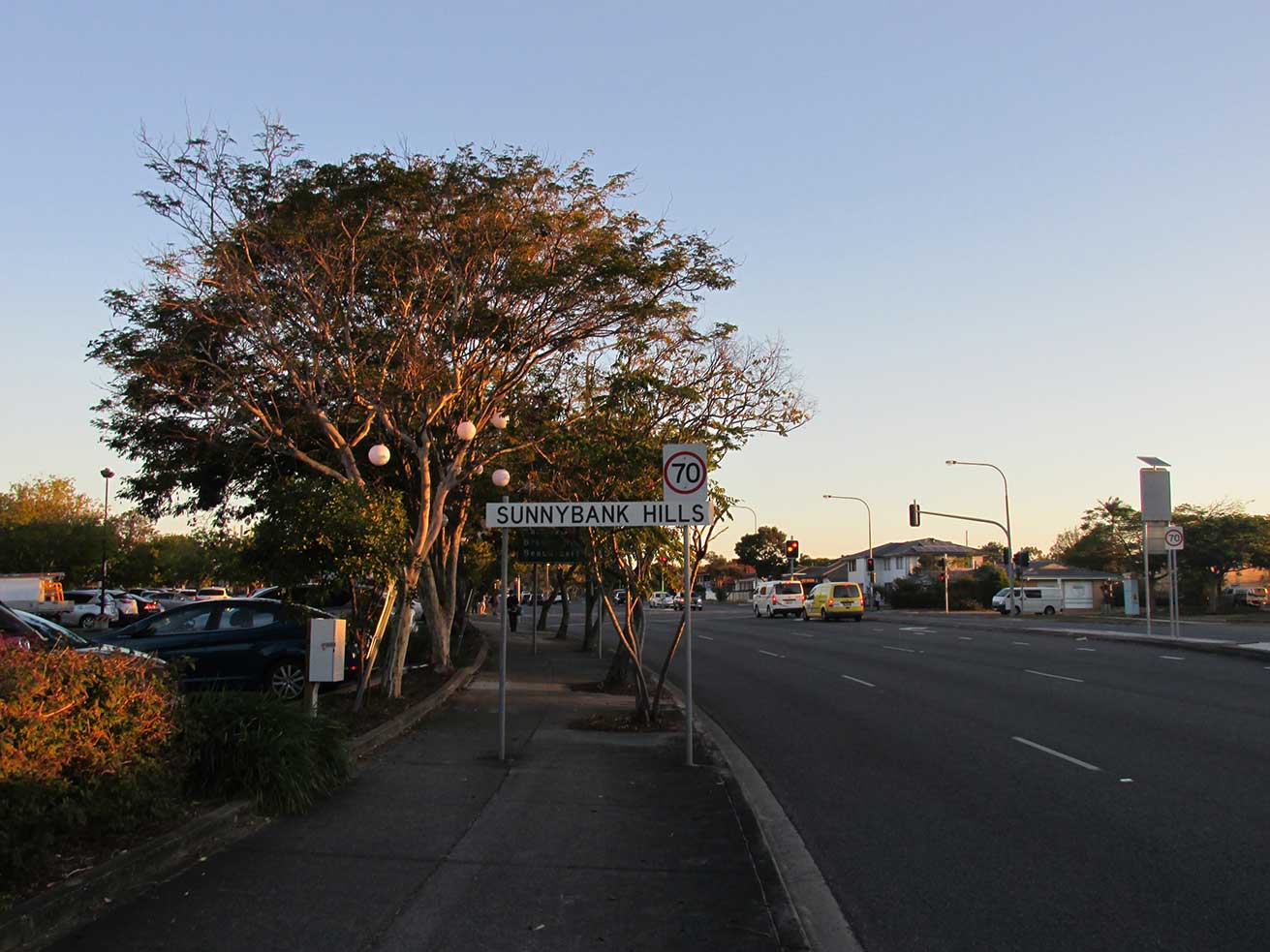 Sunnybank Hils sign By Orderinchaos - Own work, CC BY-SA 4.0, https://commons.wikimedia.org/w/index.php?curid=71719155